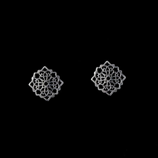 Cutwork Pattern Earrings-1
