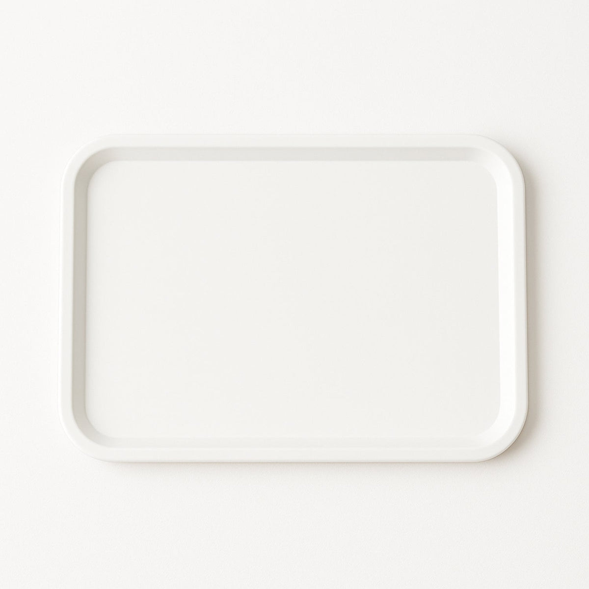 Hand holding lightweight 40x30 cm plastic serving tray comfortably