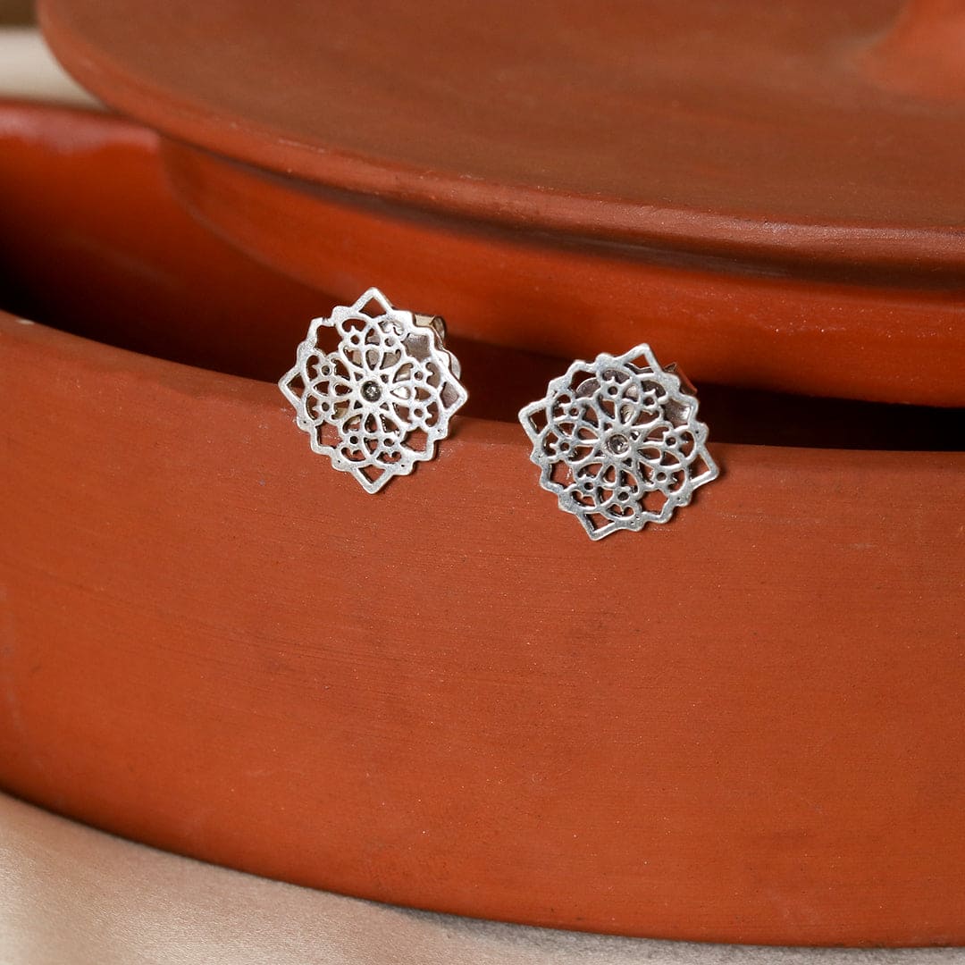 Cutwork Pattern Earrings-3