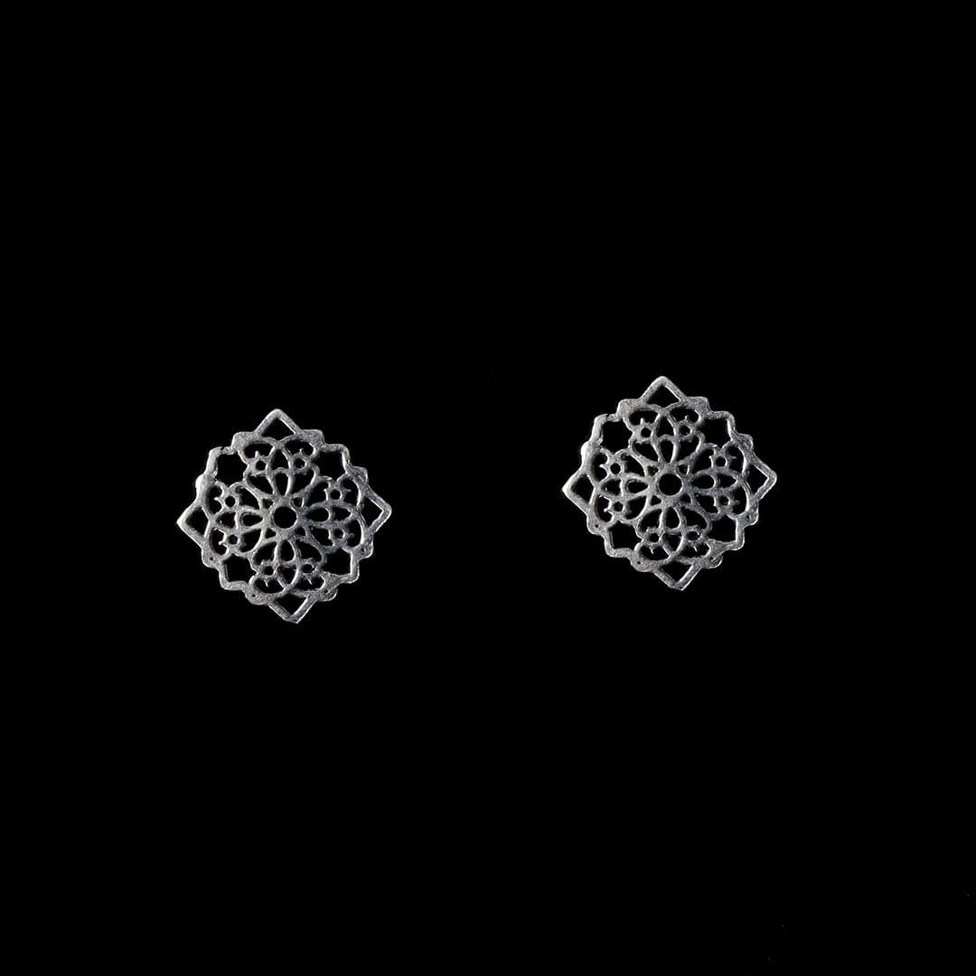 Cutwork Pattern Earrings-1