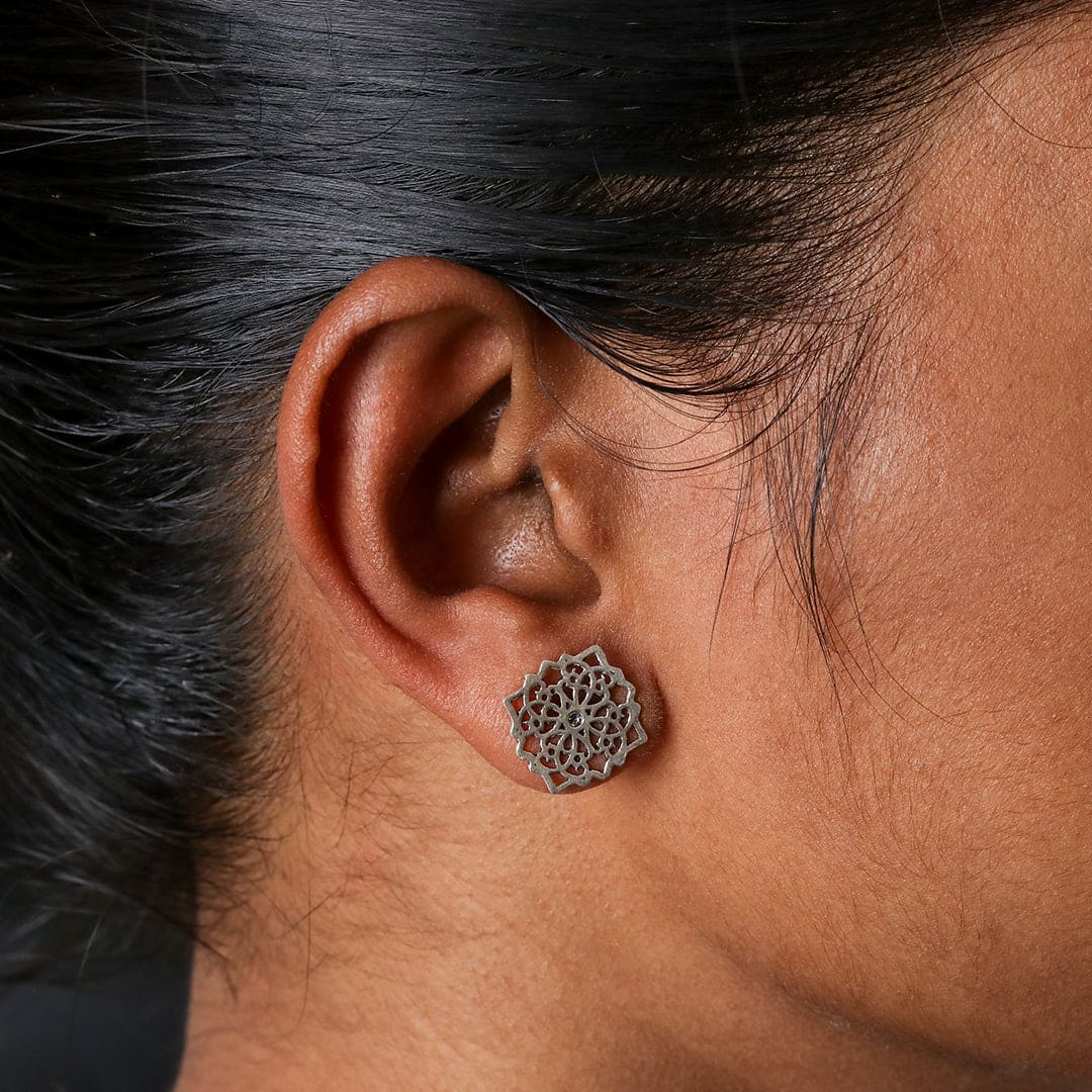 Cutwork Pattern Earrings-4