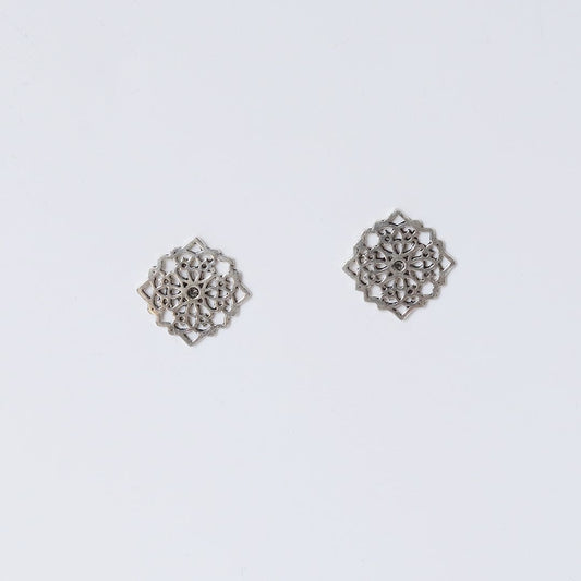 Cutwork Pattern Earrings-0